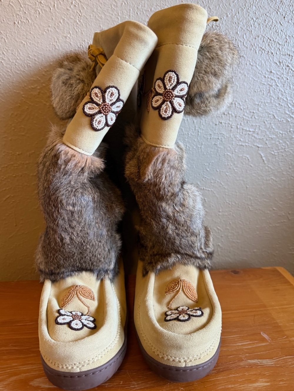 Manitobah Boots Embellished w/ Rabbit/Shearling and Beadwork Size 11